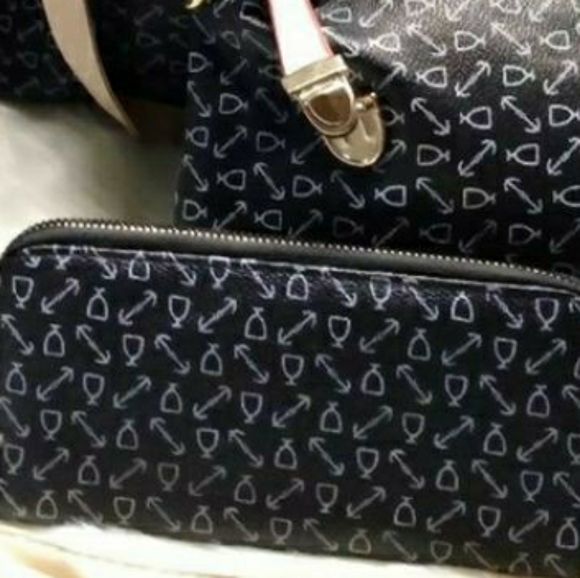 Wallet- zip up style! - Picture 2 of 7